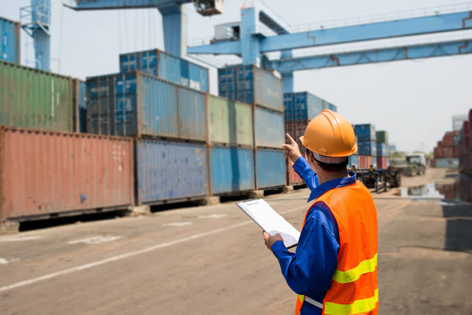 Collaborateur GMG sur une plateforme logistique